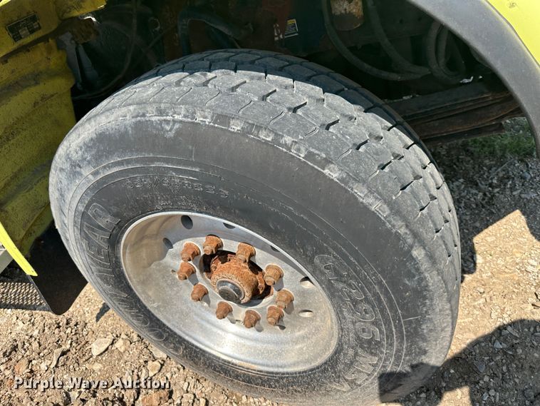 image for item DR5235 2003 Peterbilt 357  dump truck