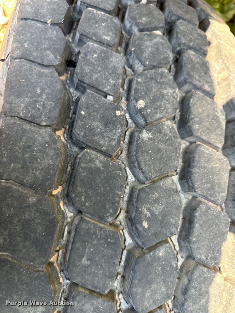 image for item DR5235 2003 Peterbilt 357  dump truck