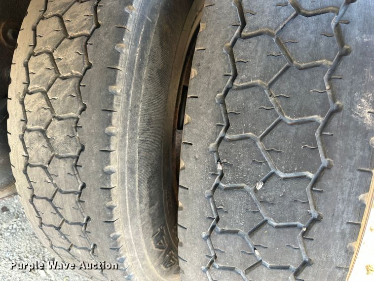 image for item DR5235 2003 Peterbilt 357  dump truck