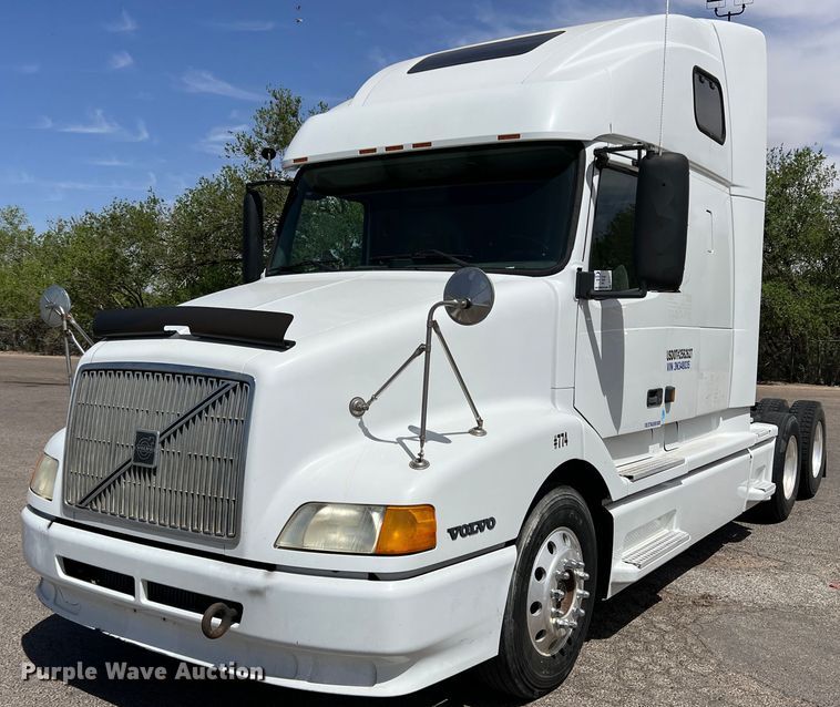 image for item DR5619 2003 Volvo  semi truck