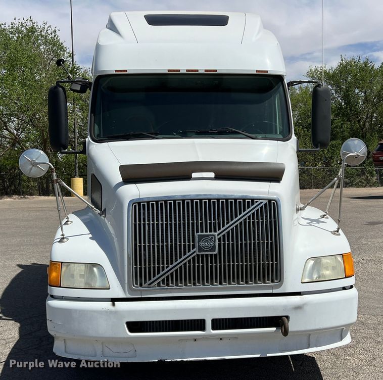 image for item DR5619 2003 Volvo  semi truck