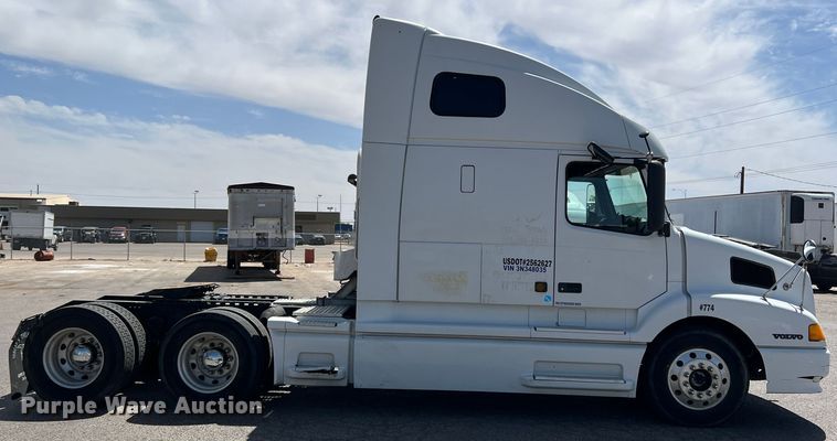 image for item DR5619 2003 Volvo  semi truck