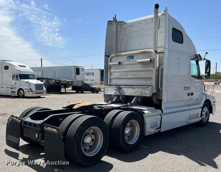 image for item DR5619 2003 Volvo  semi truck