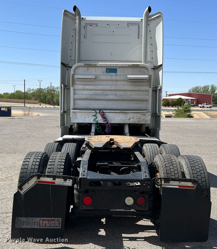 image for item DR5619 2003 Volvo  semi truck