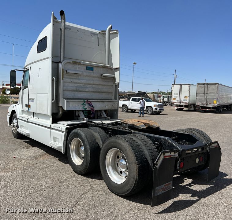 image for item DR5619 2003 Volvo  semi truck