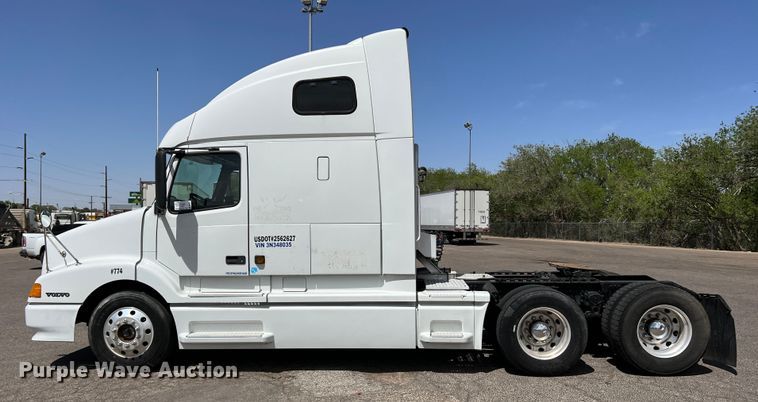 image for item DR5619 2003 Volvo  semi truck