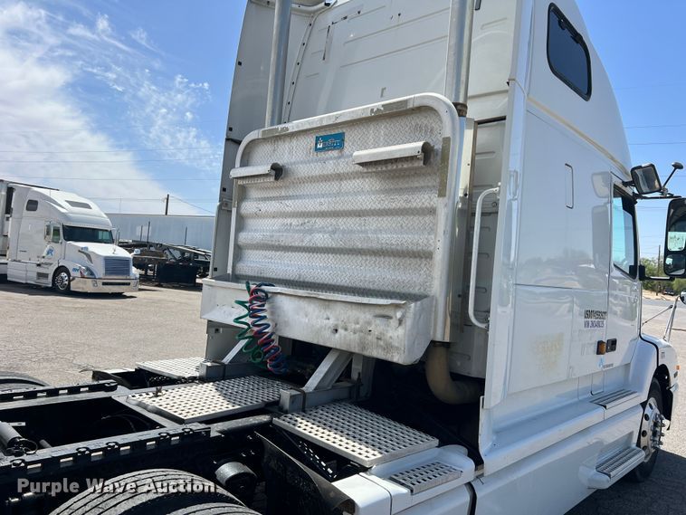 image for item DR5619 2003 Volvo  semi truck