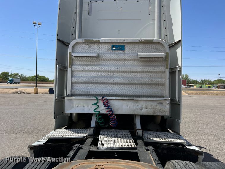 image for item DR5619 2003 Volvo  semi truck