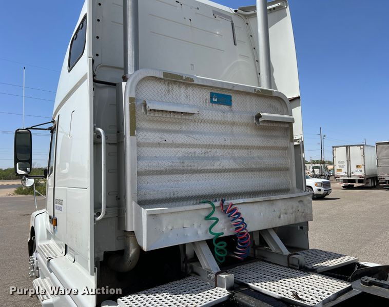 image for item DR5619 2003 Volvo  semi truck