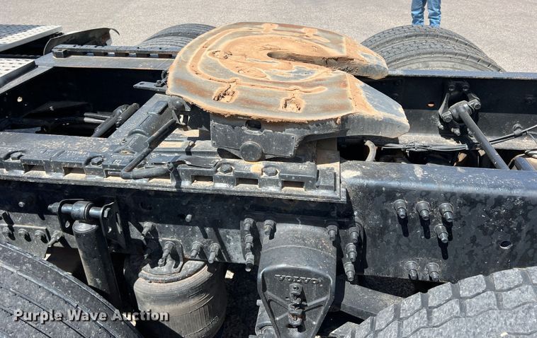 image for item DR5619 2003 Volvo  semi truck