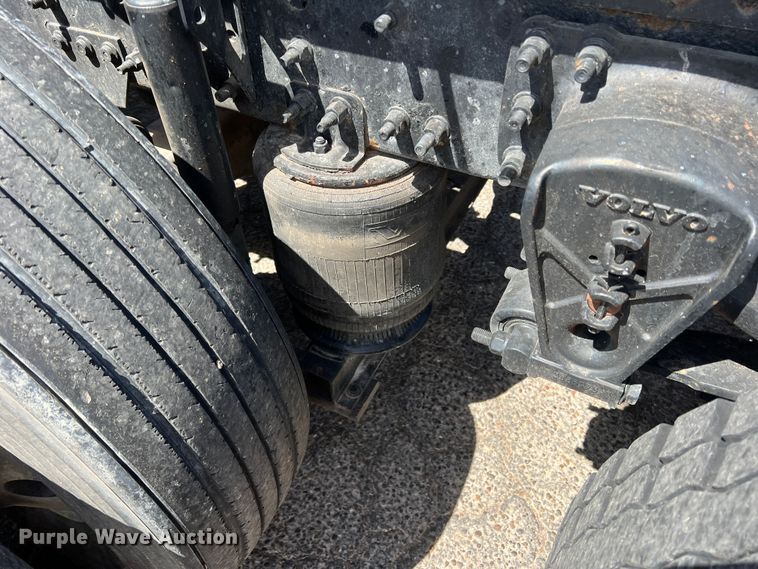 image for item DR5619 2003 Volvo  semi truck