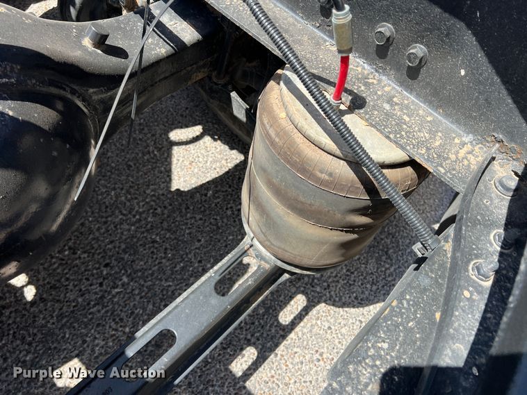 image for item DR5619 2003 Volvo  semi truck