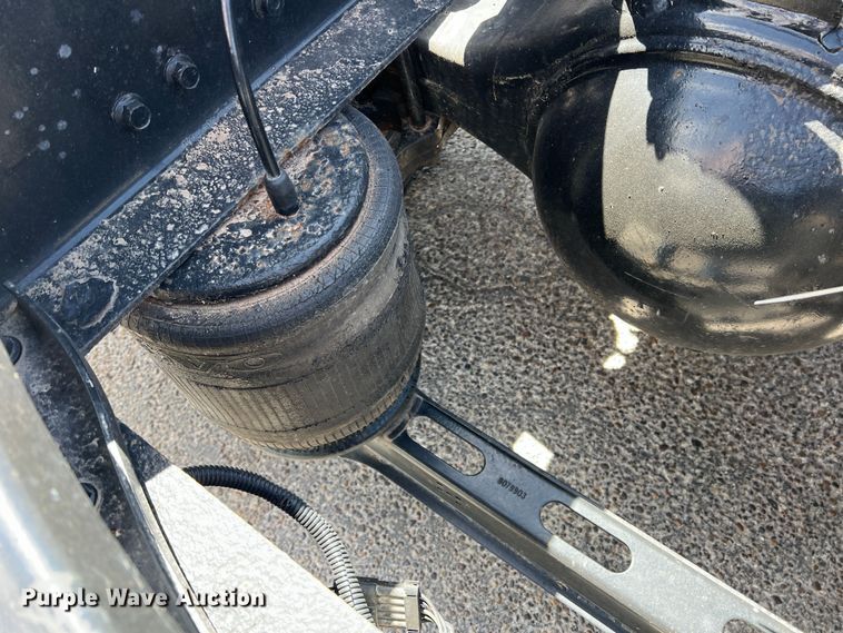 image for item DR5619 2003 Volvo  semi truck