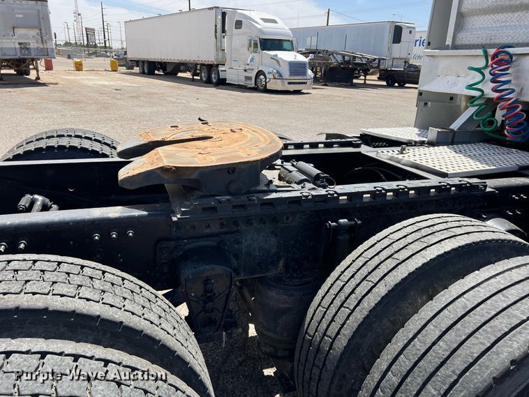 image for item DR5619 2003 Volvo  semi truck