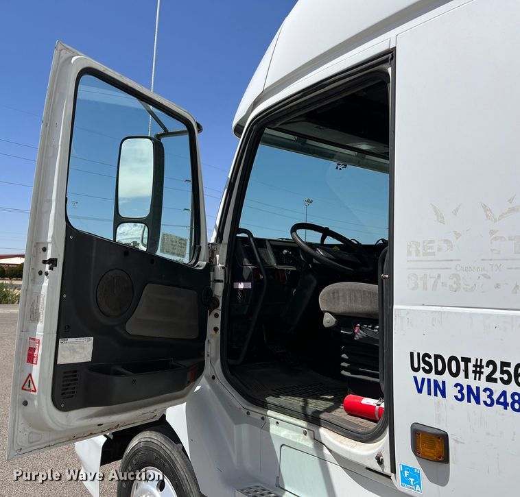 image for item DR5619 2003 Volvo  semi truck