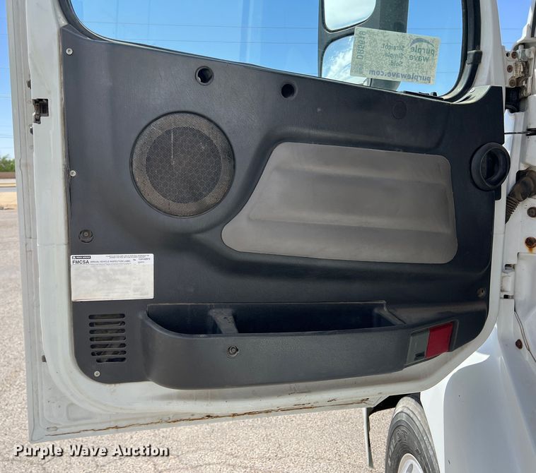 image for item DR5619 2003 Volvo  semi truck