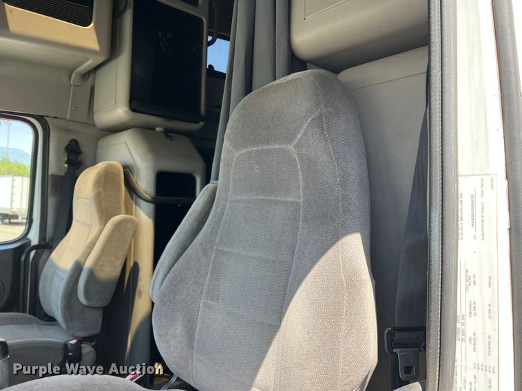 image for item DR5619 2003 Volvo  semi truck