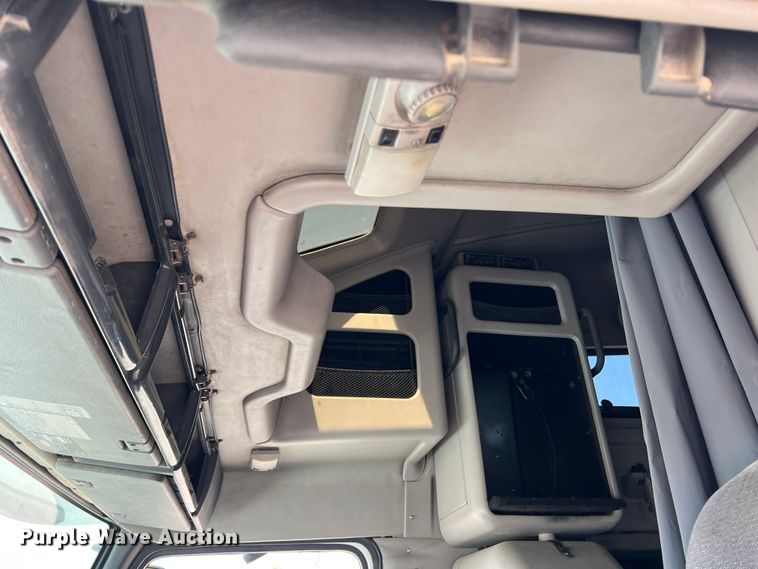 image for item DR5619 2003 Volvo  semi truck