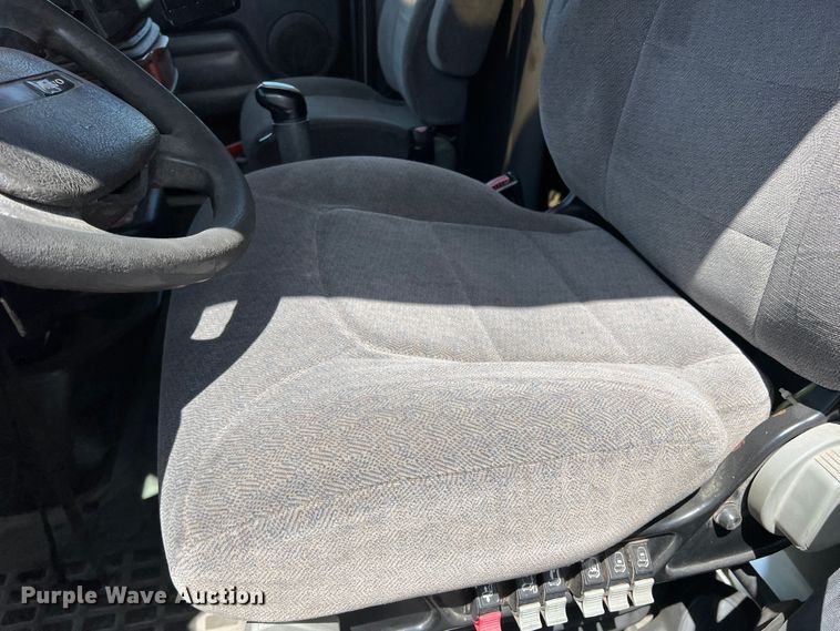 image for item DR5619 2003 Volvo  semi truck