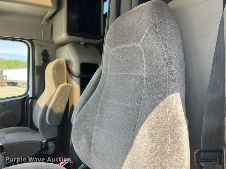 image for item DR5619 2003 Volvo  semi truck