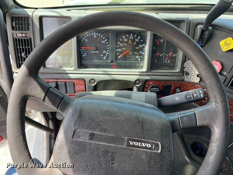 image for item DR5619 2003 Volvo  semi truck