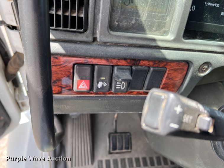 image for item DR5619 2003 Volvo  semi truck