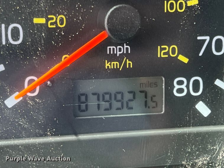 image for item DR5619 2003 Volvo  semi truck