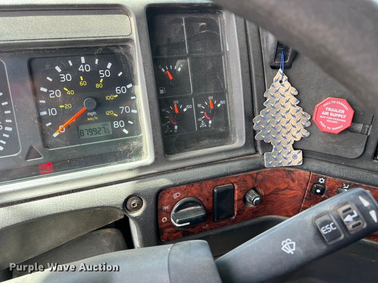 image for item DR5619 2003 Volvo  semi truck