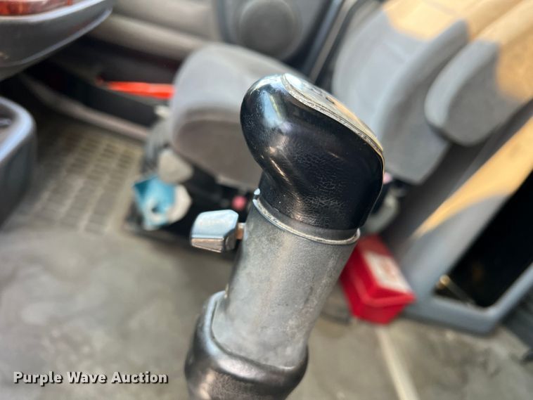 image for item DR5619 2003 Volvo  semi truck