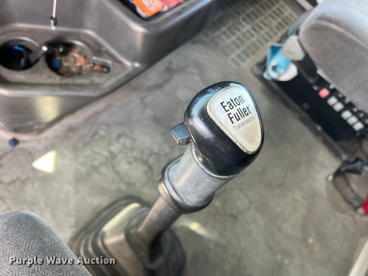 image for item DR5619 2003 Volvo  semi truck