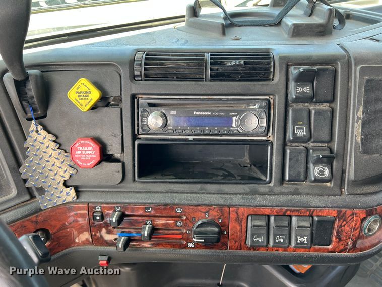 image for item DR5619 2003 Volvo  semi truck