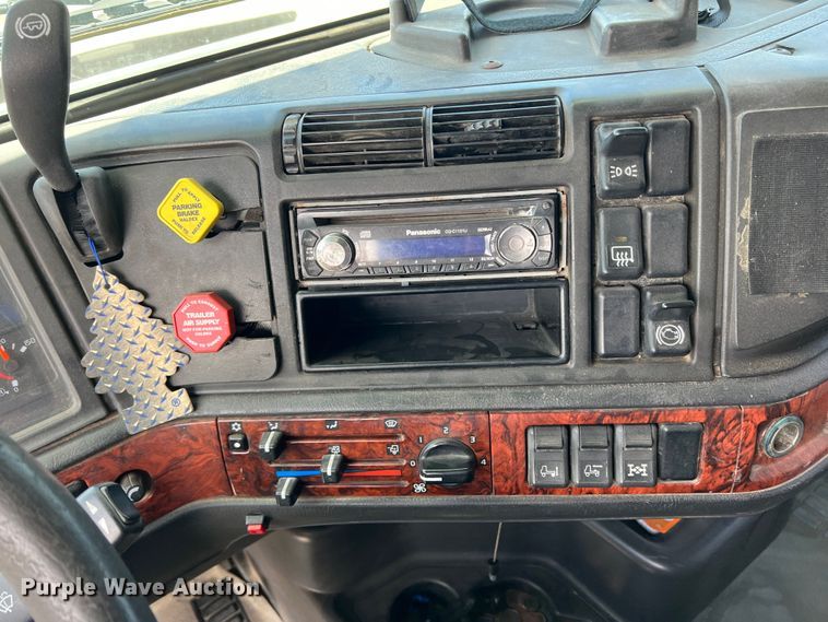 image for item DR5619 2003 Volvo  semi truck