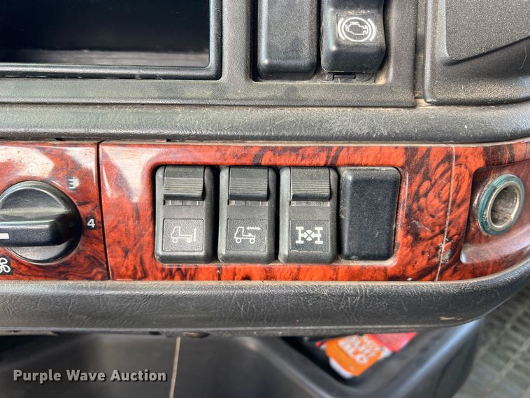 image for item DR5619 2003 Volvo  semi truck