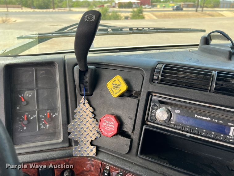 image for item DR5619 2003 Volvo  semi truck