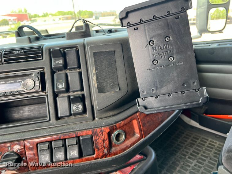 image for item DR5619 2003 Volvo  semi truck