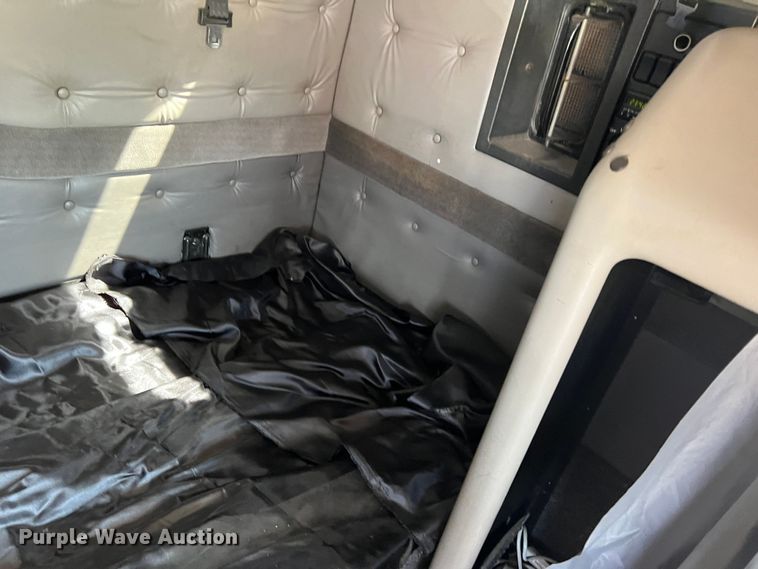 image for item DR5619 2003 Volvo  semi truck