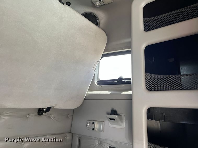 image for item DR5619 2003 Volvo  semi truck