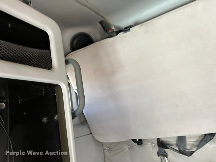 image for item DR5619 2003 Volvo  semi truck