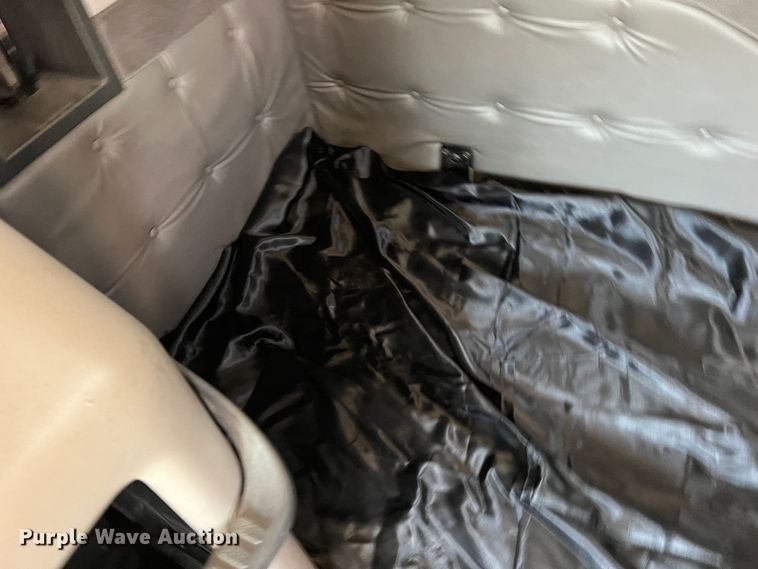 image for item DR5619 2003 Volvo  semi truck