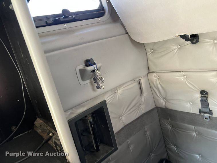 image for item DR5619 2003 Volvo  semi truck