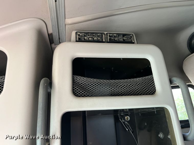 image for item DR5619 2003 Volvo  semi truck