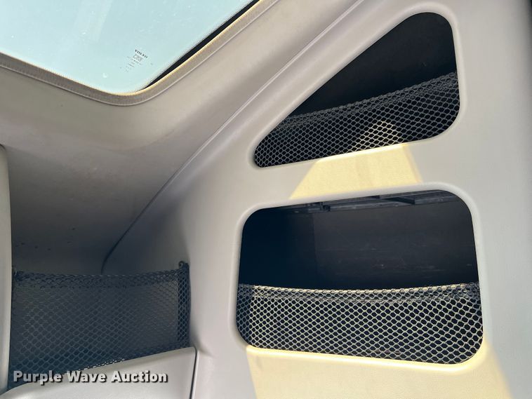 image for item DR5619 2003 Volvo  semi truck