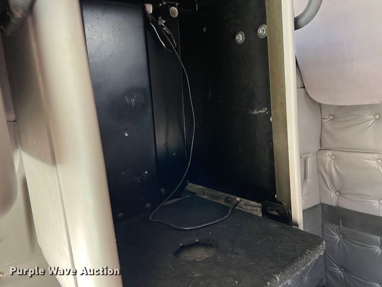 image for item DR5619 2003 Volvo  semi truck