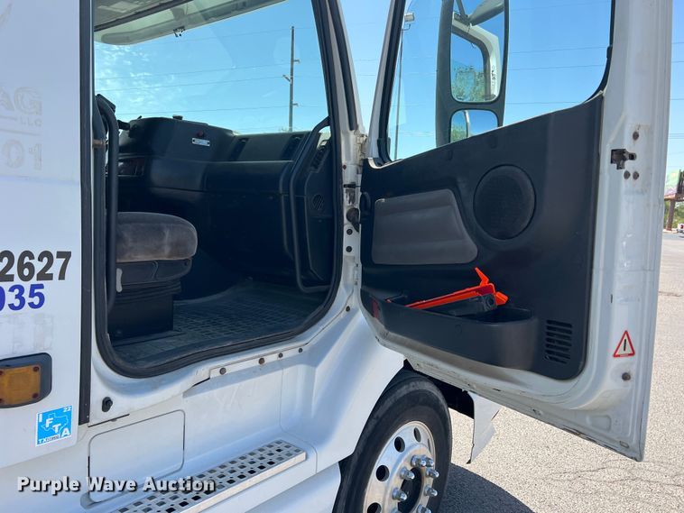 image for item DR5619 2003 Volvo  semi truck