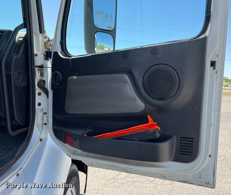 image for item DR5619 2003 Volvo  semi truck