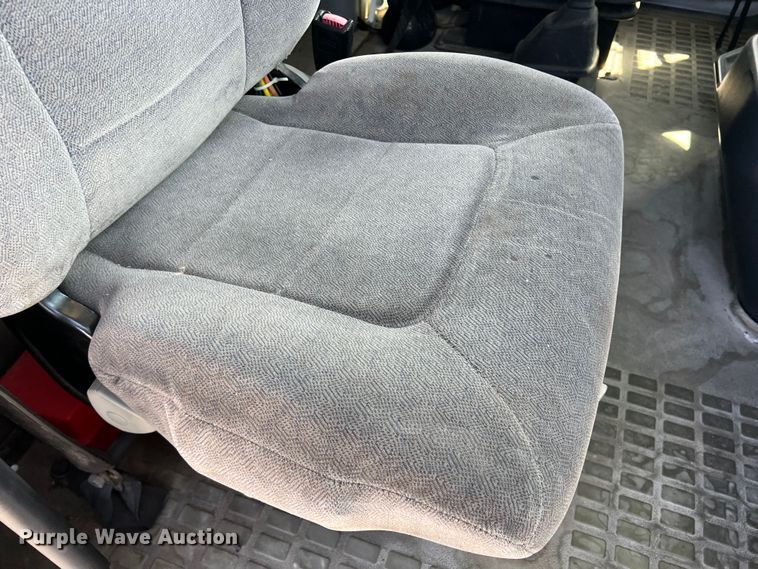 image for item DR5619 2003 Volvo  semi truck