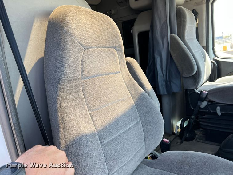 image for item DR5619 2003 Volvo  semi truck