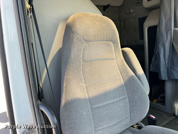 image for item DR5619 2003 Volvo  semi truck