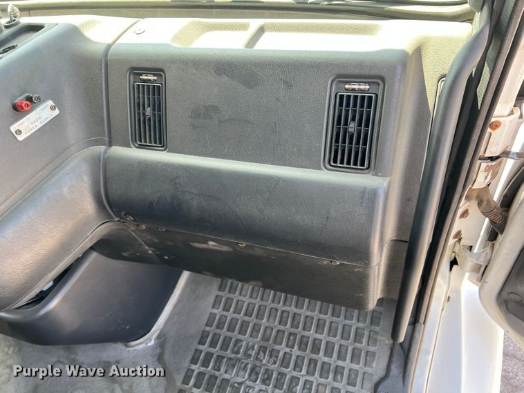 image for item DR5619 2003 Volvo  semi truck