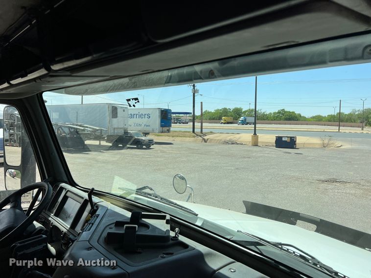 image for item DR5619 2003 Volvo  semi truck